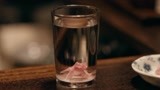 盐渍的樱花放入酒里后先沉入杯底再慢慢浮起