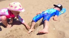 盖比和亚历克斯在海滩度过了愉快的一天！儿童游戏