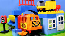 开火车啦，乐高积木拼装吊车火车工程车，排队通过公路玩具