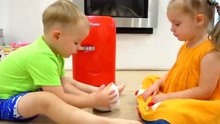 盖比和亚历克斯玩魔术玩具冰箱萌宝亲子互动