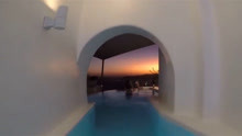 圣托里尼岛的Dana Villas酒店 通过泳池走廊看日落