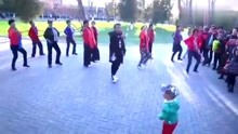 2岁男孩跳广场舞