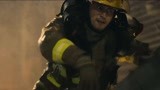 救火英雄：泪目！消防员为救人让伤者踩着自己过去