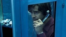 男子被神秘人控制在电话亭里，挂了电话就会死，悬疑惊悚片