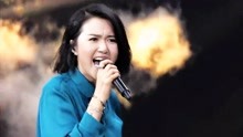 中韩歌会上砸场子的中国歌手，谭维维怒音嗨翻全场，太霸气了