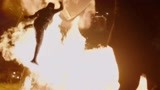 《速度与激情：特别行动》郭达斯坦神开烈焰车围烧暴徒