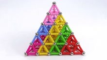 积木金字塔的拼装展示
