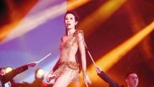 49岁莫文蔚演唱会大秀身材，被伴舞扯掉演出服后，网友：不敢相信