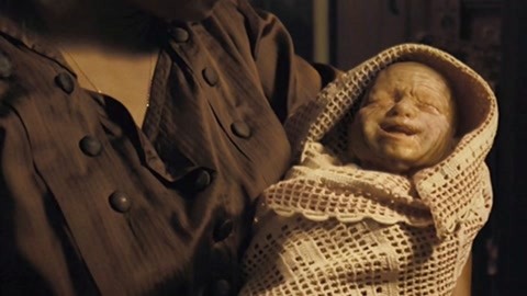 【电影大迷宫f】孕妇生下一个男婴,长得像怪物被生父丢弃,长大后却帅