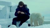 北极大冒险：男孩和北极熊都饿了，将剩下的唯一巧克力分了
