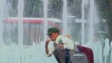 神通乡巴佬：农村小伙初次进城，竟用喷泉的水刷牙，真是奇葩！