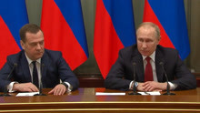 梅德韦杰夫与普京一同现身发布会 普京感谢本届政府的工作