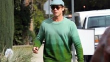 布拉德皮特戴绿帽子，穿绿毛衣配破洞牛仔裤，快60岁的他依旧很帅