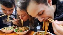 28岁吃货老外扬言用1年时间吃遍中国美食，6年了，现在吃到哪呢？