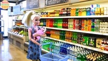 芭比带她去超市购买水果