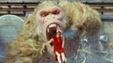 狂暴巨兽:大猩猩变异成恐怖巨兽，一口就吞下了坏女人，解气！