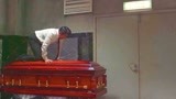 破·局：小伙怕尸体被发现，想将尸体换进母亲的棺材里！