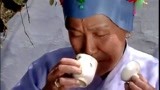 红楼梦：刘姥姥不懂得品茶，被小尼姑鄙视，将她喝的杯子丢了