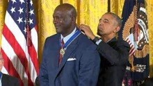 奥巴马为乔丹颁发总统自由勋章！全场高能调侃