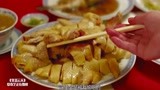 义盖云天：这道香港白切鸡，色泽金黄，口感细腻，上佳的菜肴！