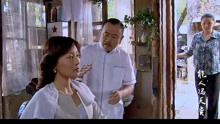 能人冯天贵：潘叔给美女做头发，见妻子到来瞬间改口，妻管严嘛！