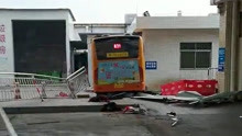 广东一公交车失控冲入车站疑撞2人 现场曝光一片狼藉