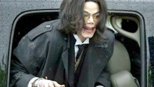 2003年，迈克尔杰克逊再次被告上法庭，事后他患上严重的失眠！
