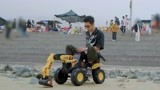 《春日酱》牛超cut：喜提迷你尊享型沙滩铲车 体重太重无法骑车