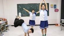 不同年级段的学生做课间操，小学生朝气蓬勃，初中生有气无力！