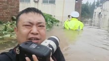 河南卫辉暴雨水深近2米，记者水中只露头，当地急需冲锋舟救援