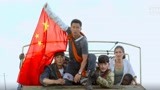 战狼2：吴京举起中国国旗，成功穿过交战区，这一刻无比自豪啊！