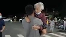 暖心！孙子抱98岁奶奶做核酸 全程细致照顾