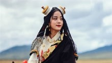 欧阳娜娜在藏族婚礼上当伴娘！穿民族服饰出席，骑黑马英姿飒爽