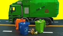 垃圾分类城市环卫车运输垃圾