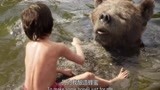 奇幻森林：谁家的熊孩子，竟敢坐在狗熊肚子上游泳，胆子太大了！