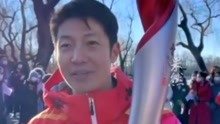 北京冬奥会火炬2月4日在颐和园传递，撒贝宁作为颐和园火炬传递的第二位，从丁宁手里接过了奥运火种