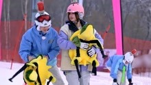 超有趣滑雪大会：欣欣子猛冲第一，不料队友却被清出场地