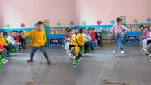 幼儿园老师教小朋友们走模特步，第2个小朋友直接变“武林高手”