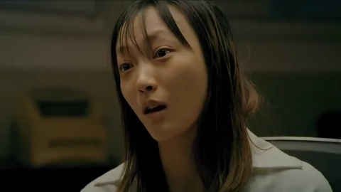 线上看 《千里追凶》大叔和美女极限拉扯 美女痛苦质问警察 (2020) 带字幕 中文配音
