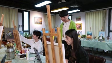 李荣浩带学员画画解压 蔡子伊李楚楚描绘心中的好声音