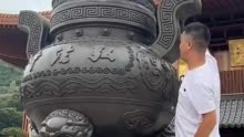 网传深圳有游客爬寺庙大香炉掏硬币给孩子？律师：属盗窃