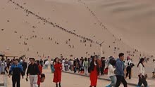 敦煌月牙泉单日接待两万人，游客感叹“堵骆驼”，景区：供不应求