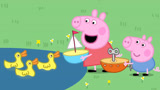 小猪佩奇：佩奇一家去鱼塘边玩耍，猪爸爸把佩奇的帆船吹得飞快