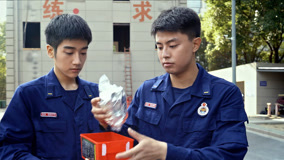 Mira lo último EP18 Conocimientos de extinción de incendios: cómo utilizar máscaras antihumo sub español doblaje en chino