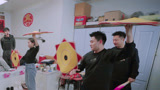 抢先看：东北二人转演员展示手绢绝活 技艺精湛引众人惊呼